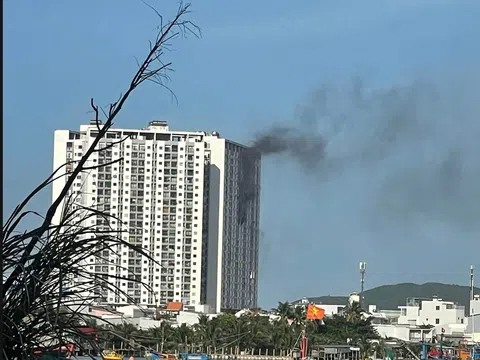 Đang cháy chung cư ở Nha Trang, lực lượng chức năng vẫn chưa thể dập lửa