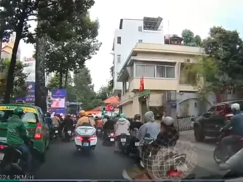 CSGT mở đường, 5 phút đưa sản phụ đau bụng dồn dập vượt 6km giữa phố đông ngày Tết đến bệnh viện