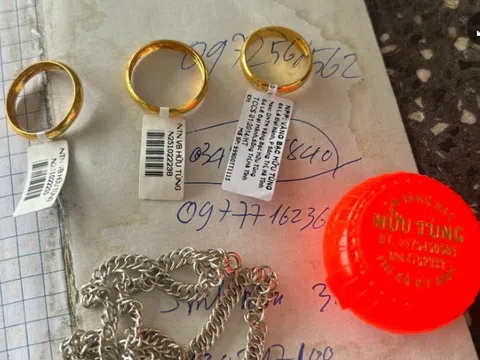 Đánh rơi túi vàng ven đường, chủ nhân bật khóc khi nhận lại đủ tài sản