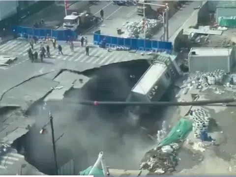 Hiện trường ám ảnh vụ hố tử thần "nuốt chửng" nhiều container giữa Thượng Hải