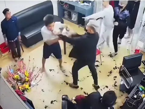 Truy tìm người đàn ông rút vật giống súng, dẫn nhóm “đàn em” xông vào tiệm cắt tóc đòi tiền