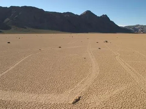 Bí ẩn “đá biết đi” ở Thung lũng Chết: Hành trình 450m không ai nhìn thấy