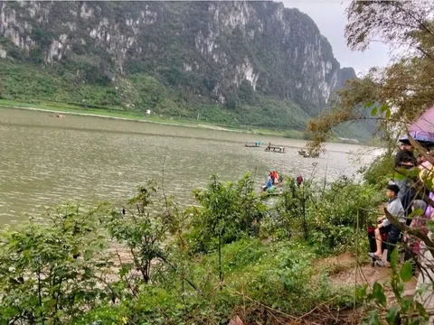 Lật thuyền ngày mùng 3 Tết ở Quảng Trị: Nhiều người trong một gia đình tử vong và mất tích