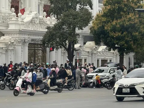 Hiện trường hỗn loạn sau cú tông 12 xe máy của tài xế lái ô tô 62 tuổi