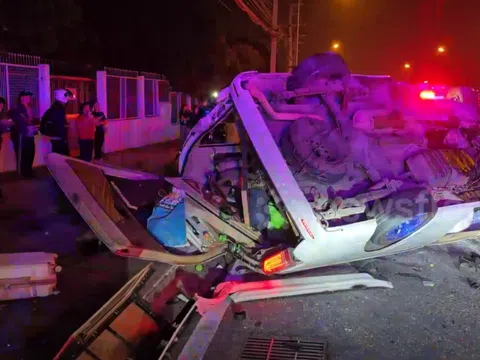 Clip hiện trường tai nạn kinh hoàng rạng sáng: Xe lật, mảnh vỡ văng khắp nơi, 19 người thương vong