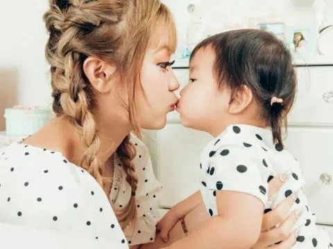 Bé gái 13 tuổi sinh con gây chấn động, vừa đi học vừa làm mẹ, 20 năm sau mới nói đến bố đứa trẻ