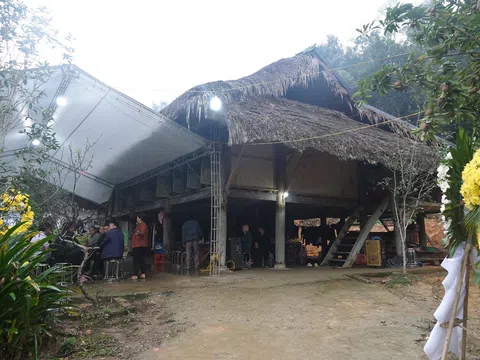 Tang thương sau vụ chìm tàu hồ Thác Bà: Xe tang nối nhau rời thôn Ngòi Song, 4 nhà liền kề phủ bạt trắng