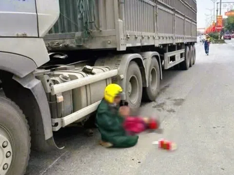 Nhói lòng hình ảnh chồng quỳ khóc, chắp tay bên thi thể vợ bị xe đầu kéo cán tử vong