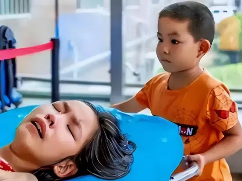 Không cha mẹ, em trai 7 tuổi một mình đẩy cáng cứu chị nguy kịch, câu nói trong phòng mổ khiến ai cũng bật khóc