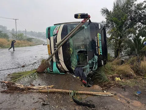 Xe khách 52 chỗ lật trên Quốc lộ 14, 3 người thương vong