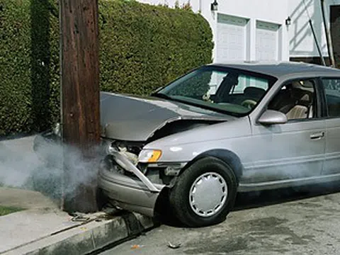 Cứu bạn khỏi xe gặp nạn, cô gái bị kiện đòi bồi thường 101 tỷ