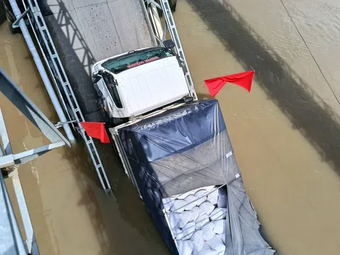 Sập cầu ở Cần Thơ, xe chở gạo rơi xuống sông