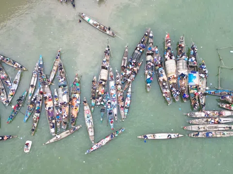 Thuyền chở 11 người lật trên phá Tam Giang, 2 mẹ con không qua khỏi