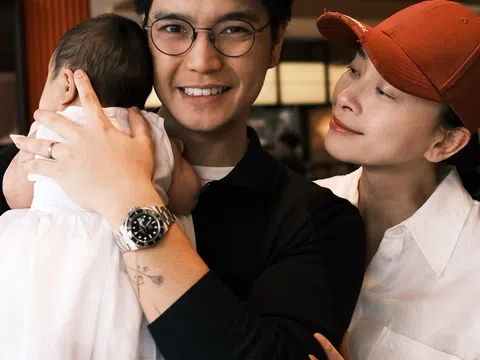 Bé Gạo nhà Ngô Thanh Vân gây sốt khi tự ngồi uống sữa, giao diện giống bố "y đúc"