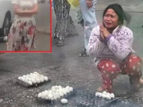 Va quệt phải xe ô tô nhưng không có tiền đền, người bán trứng quỳ khóc giữa phố, hành động của nữ chủ ô tô gây phẫn nộ