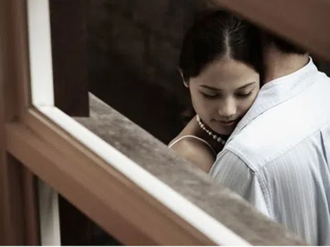 Tôi kể hết nỗi đau hôn nhân cho một người đàn ông lạ, không ngờ lại yêu nhau… cho đến ngày vợ anh tìm đến