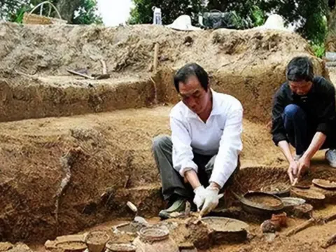 Phát hiện hai chum cổ vật chứa hơn 5kg vàng, nửa năm sau kiểm kê lại chỉ còn 4kg, 1kg vàng đã "bốc hơi" đi đâu?