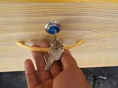 Tò mò mở chiếc tủ bằng chìa khóa mẹ chồng đưa, tôi phát hiện bí mật động trời của gia đình