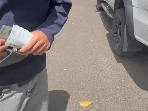 Tông vào ô tô tiền tỷ, thanh niên run rẩy đưa 3 triệu xin đền: Phản ứng của chủ xe gây chú ý