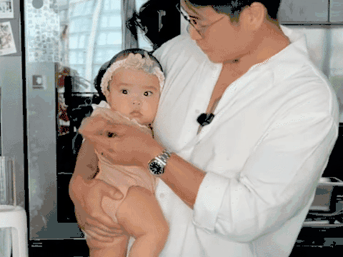 Bé Gạo – con Ngô Thanh Vân ăn dặm gây sốt, đòi miếng khoai tây vừa hấp xong: Bố bỉm Huy Trần nấu cho con gái với 3 nguyên tắc đặc biệt