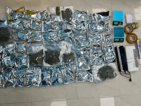 Bắt cặp vợ chồng lập nhiều shop bán quần áo online, thường xuyên livestream nhưng doanh thu khủng lại nằm trong thứ giấu kín trong các kiện hàng