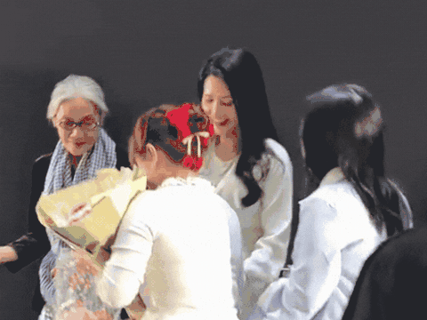 Khoảnh khắc gây tranh cãi tại cine tour Quỷ Nhập Tràng 2: Nghệ sĩ U70 Thanh Hiền chìa tay nhận quà nhưng bị fan lướt qua