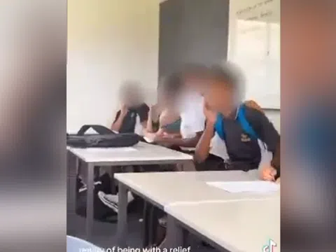 Clip chấn động Australia: 5 học sinh quây cô giáo để quấy rối