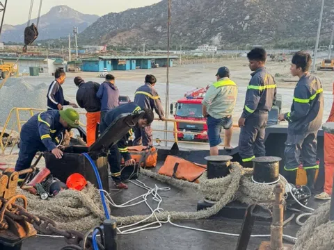 Nhiều người thương vong dưới hầm tàu hàng tại Khánh Hòa