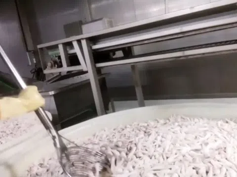 Sự thật rùng mình sau chân gà “trắng nõn”: Công nhân cũng không dám ăn