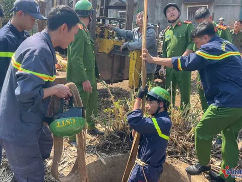 Clip: Nghẹt thở 15 phút giải cứu bé trai rơi xuống giếng sâu 20m
