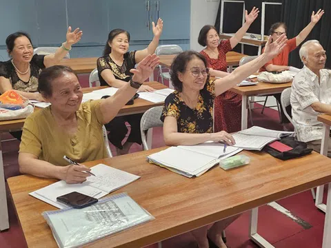 Lớp học đặc biệt giữa lòng Thủ đô: Hơn 80 cụ theo học tiếng Anh