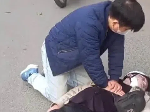 Khoảnh khắc nghẹt thở: Bác sĩ Hà Nội quỳ giữa đường ép tim, giành lại sự sống cho người lạ