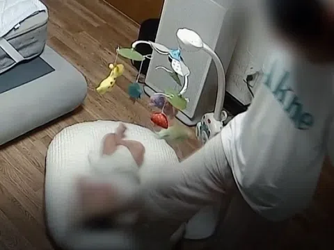 Sốc nặng vụ mẹ bạo hành con 4 tháng tuổi: Nghề nghiệp của người mẹ càng khiến dư luận phẫn nộ
