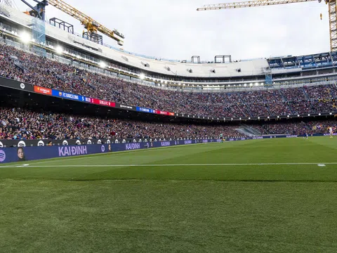 Hình ảnh của nghệ sĩ Việt đầu tiên được vinh danh trên "thánh địa bóng đá" thu hút cả triệu người trên thế giới chú ý