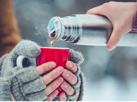 Mừng cưới đồng nghiệp 7 triệu, nhận lại chiếc cốc cũ: Tôi nổi giận, 6 tháng sau sự thật khiến tôi nghẹn ngào