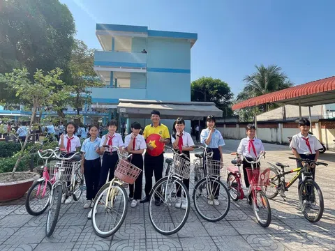 Hành trình “cứu sống” những chiếc xe cũ và trao hy vọng cho học sinh nghèo của thầy giáo Lê Khắc Dũng