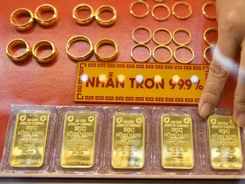 Giá vàng chiều 21/3: Việt Nam lao dốc, chênh lệch "cao nhất mọi thời đại" với thế giới