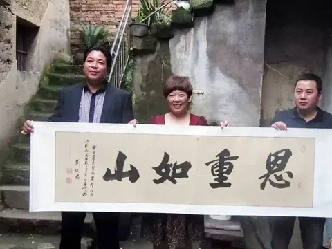 Giúp cậu bé ăn xin bữa cơm, 21 năm sau người phụ nữ nhận lại điều không ngờ