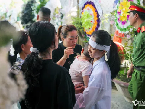 Vợ ôm con 8 tháng tuổi khóc nghẹn trong tang lễ Thiếu tá hy sinh khi bắt “cát tặc”