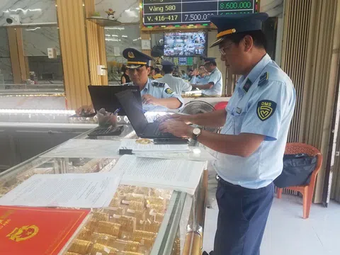 Thị trường vàng “nóng”: Nhiều cửa hàng bị phạt nặng vì bán hàng giả thương hiệu nổi tiếng