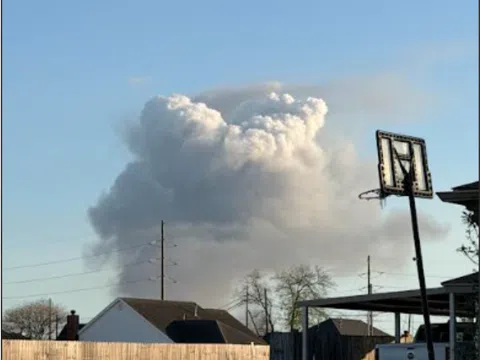 Nổ kinh hoàng tại nhà máy lọc dầu Texas: Khói lửa bao trùm, cư dân được yêu cầu trú ẩn ngay lập tức