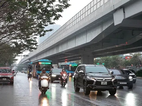 Cảnh báo thời tiết cực đoan: Nắng nóng xen mưa dông, tiềm ẩn lốc sét nguy hiểm