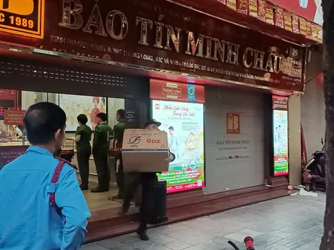 Diễn biến mới về Bảo Tín Minh Châu: Cảnh sát làm việc nhiều giờ, hàng loạt thùng tài liệu bị niêm phong, chuyển đi bàng xe chuyên dụng