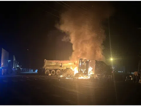 Va chạm kinh hoàng lúc rạng sáng: 2 xe tải cháy rụi, hiện trường ngổn ngang