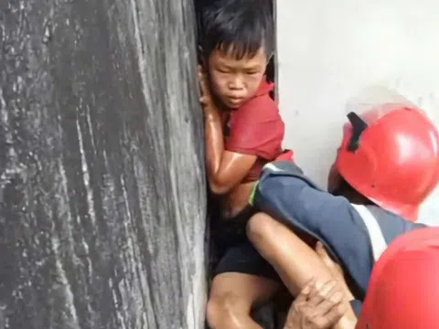 Nghẹt thở giải cứu bé trai 6 tuổi mắc kẹt trong khe hẹp, lực lượng cứu hộ phải dùng “chiêu độc” để giải cứu