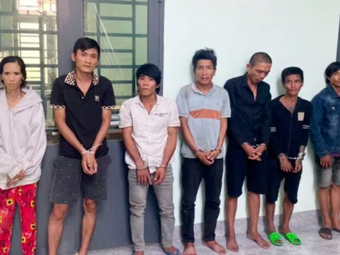 Công an kiểm tra xe ô tô của 2 thanh niên, bí mật trong xe khiến ai cũng rùng mình