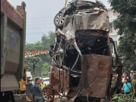 Hiện trường vụ tai nạn thảm khốc ở Phú Thọ: Hàng chục tấn đất phủ kín 2 phương tiện, 2 nạn nhân chết thương tâm