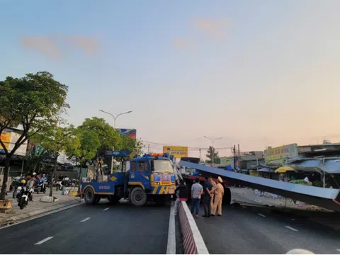 Cận cảnh hiện trường vụ tai nạn kinh hoàng dưới chân cầu Kênh Tẻ: Tấm thép 10 tấn đè bẹp cabin xe rác, tài xế tử vong