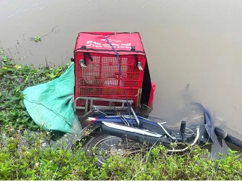 Điều tra vụ shipper 19 tuổi chết bí ẩn dưới mương nước, xe máy vẫn còn thùng hàng
