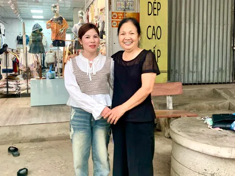 Phát hiện túi xách màu đen trước cửa nhà, người phụ nữ lập tức báo công an